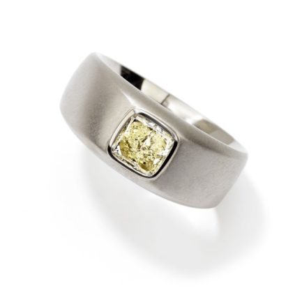 Ring in Weißgold mit gelbem Diamanten in Kissenschliff