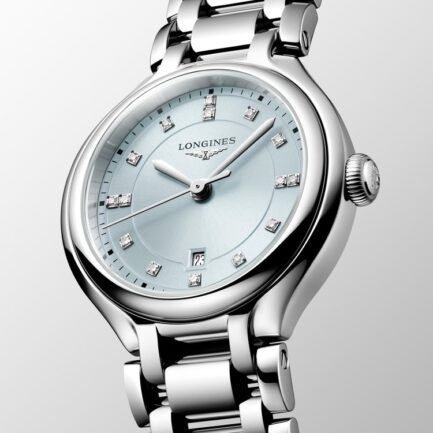 Longines PrimaLuna Quarz Damenuhr, mintfarbenes Sonnenschliff-Zifferblatt mit Diamanten, Edelstahlband leichte Seitenansicht